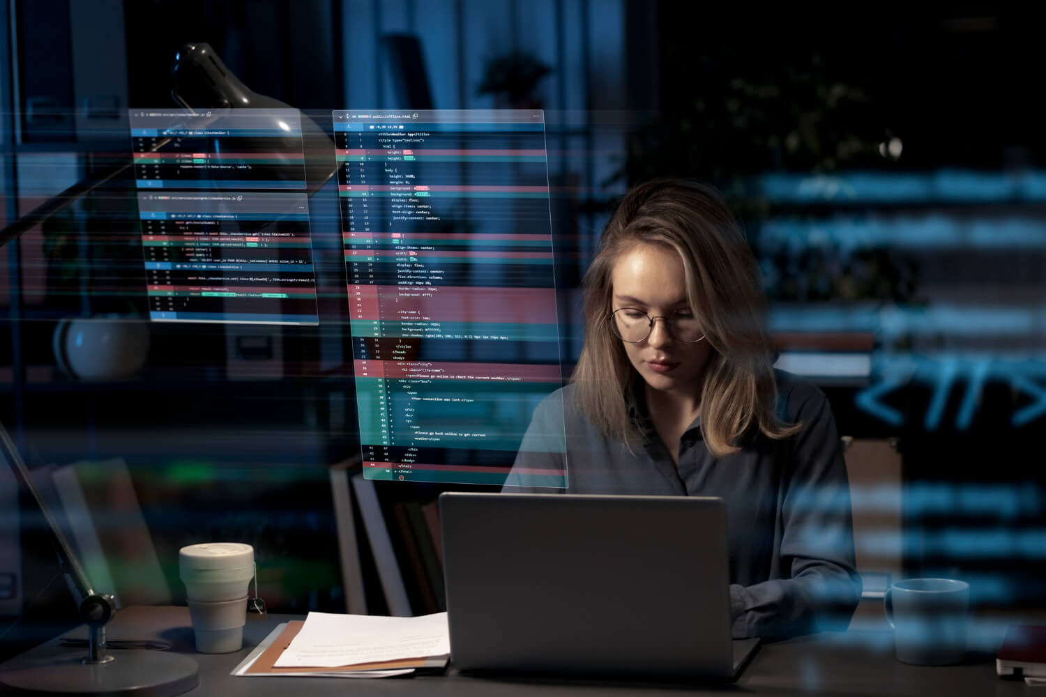 Mujer trabajando en laptop en oficina oscura, rodeada de líneas de codigo