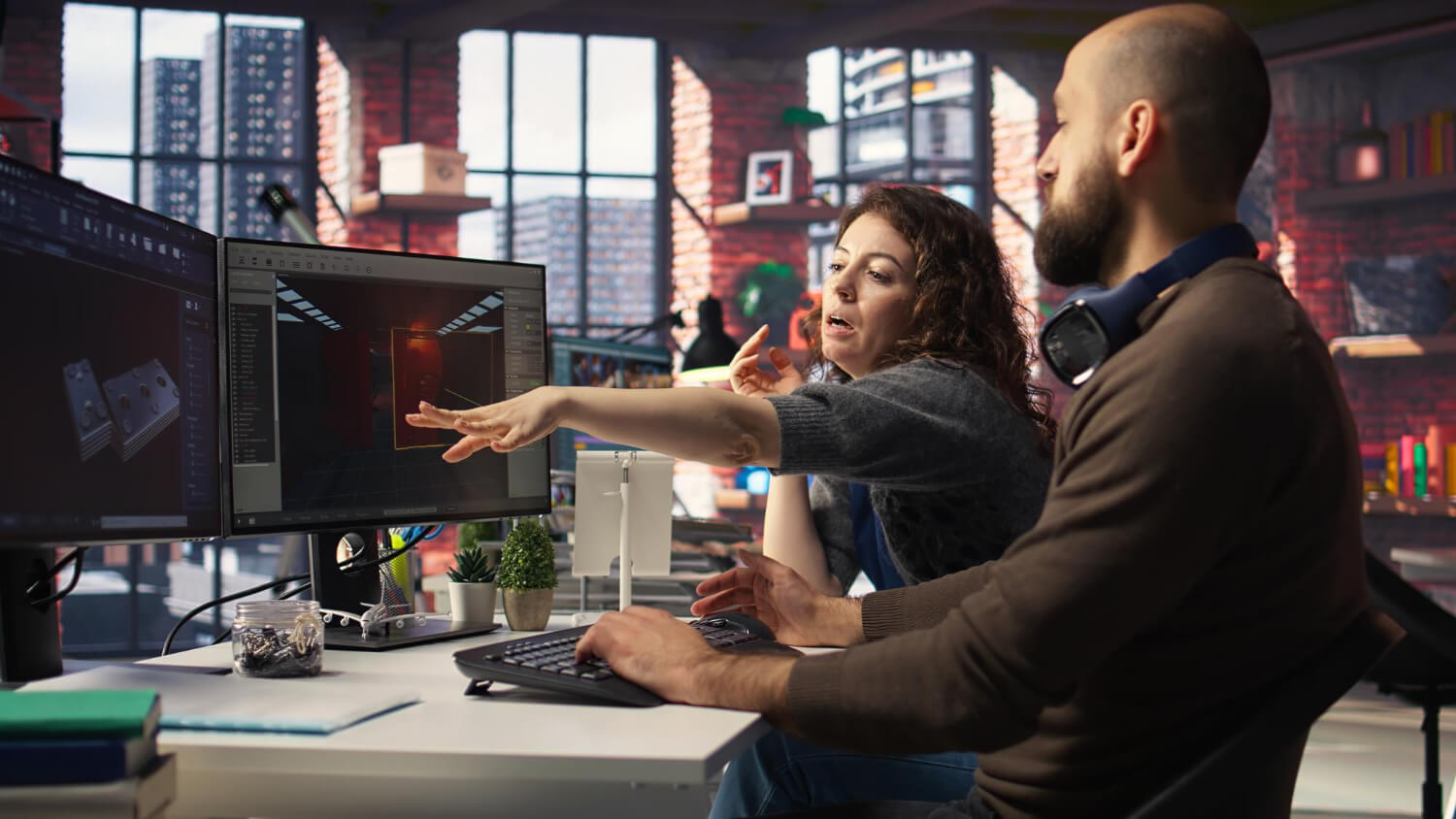 Personas colaboran frente a computadoras en una oficina moderna iluminada