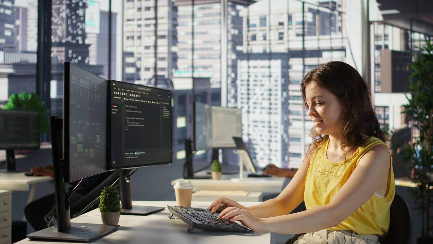 Mujer programando en una oficina moderna y luminosa