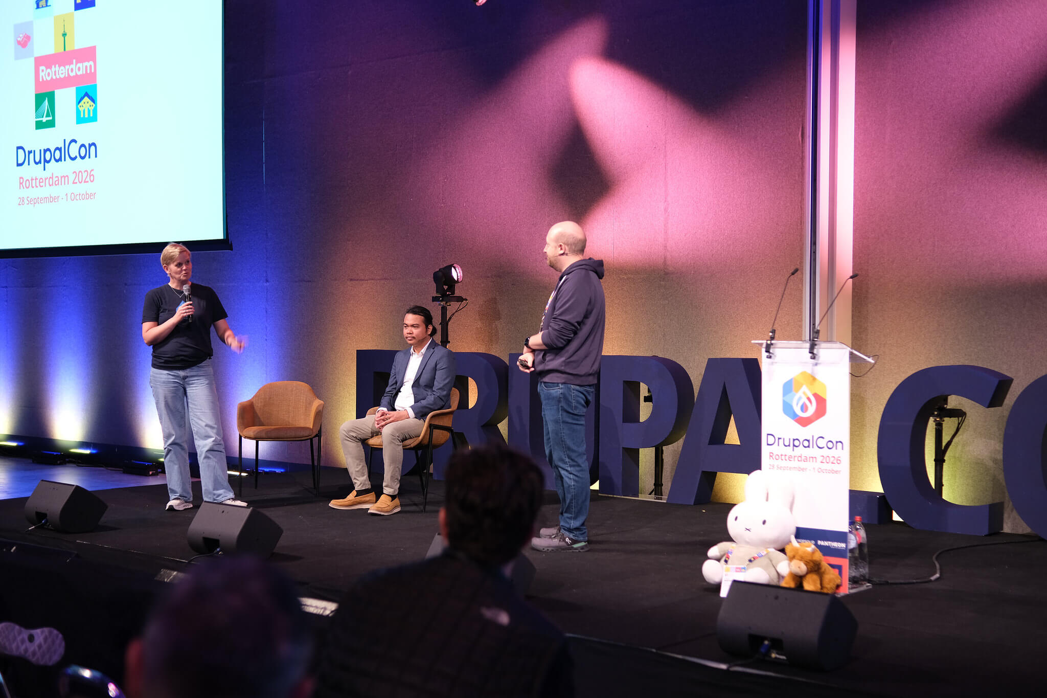 Conferencistas del DrupalCon Rotterdam en tarima frente a los asistentes teniendo un debate