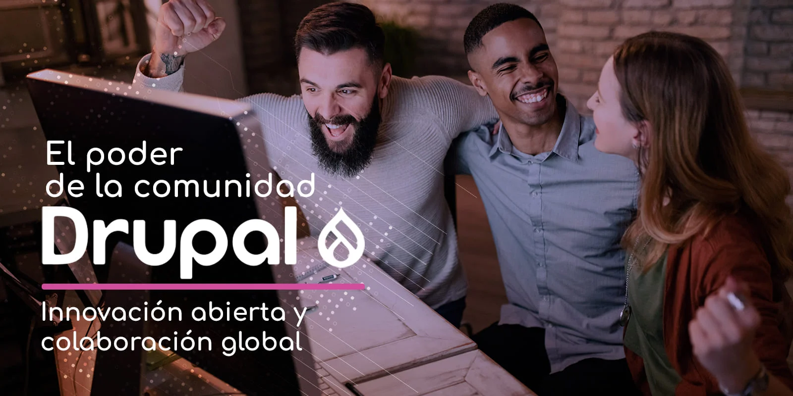 Grupo de personas sonrientes frente a una computadora portátil.
