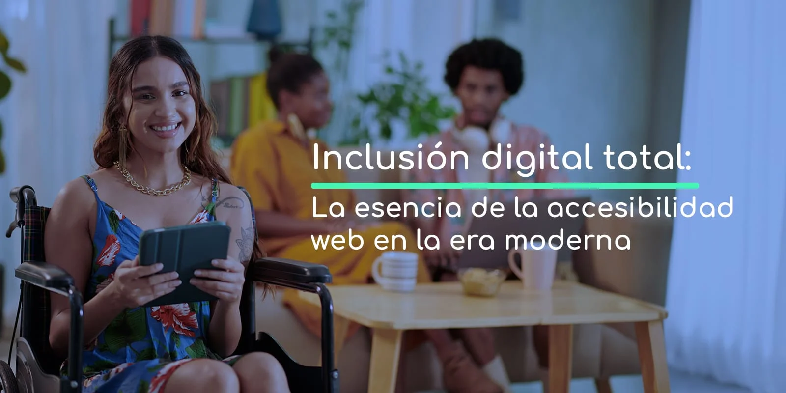 Mujer joven en silla de ruedas sonriendo, sosteniendo tablet. Personas conversan al fondo.