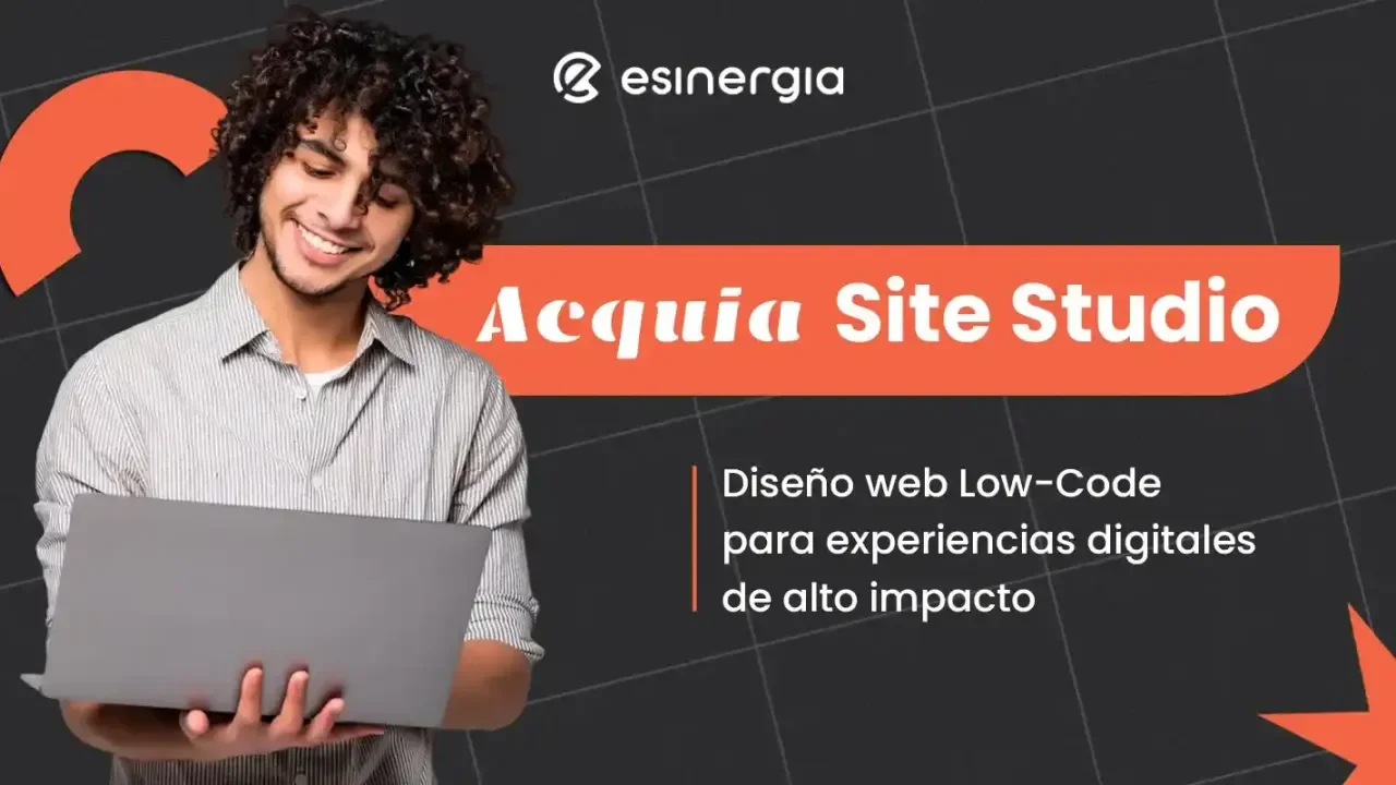 Joven con laptop sonríe sobre fondo negro con texto naranja.