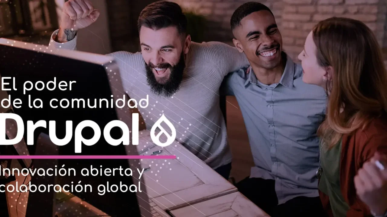 Grupo de personas sonrientes frente a una computadora portátil.