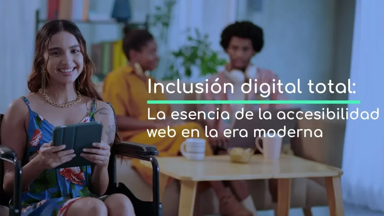 Mujer joven en silla de ruedas sonriendo, sosteniendo tablet. Personas conversan al fondo.