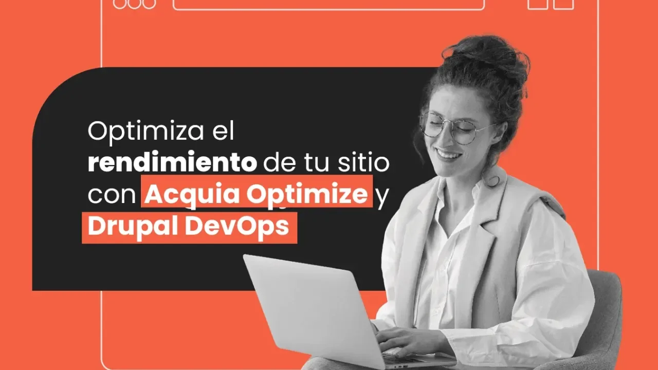 Mujer sonriente usando laptop, fondo naranja.