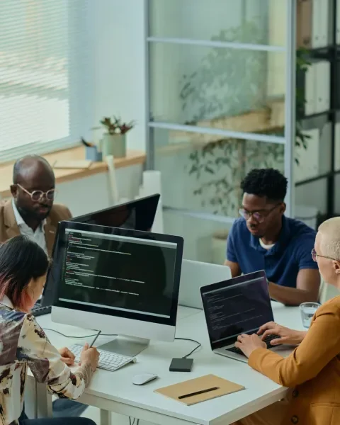 Personas en una oficina analizando datos en su computadora