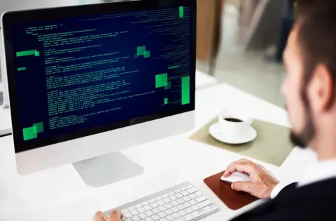 Hombre trabajando en su computador