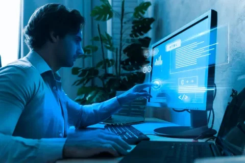 Trabajador en oficina, usando computadora con pantalla de datos, luz azul