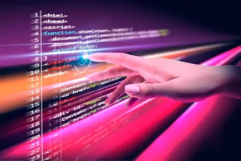Mano interactuando con una interfaz holográfica de datos