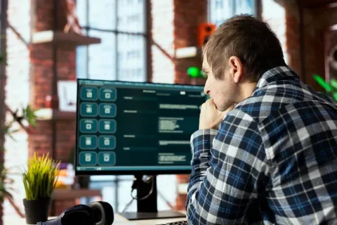 Hombre frente al computador, analizando información