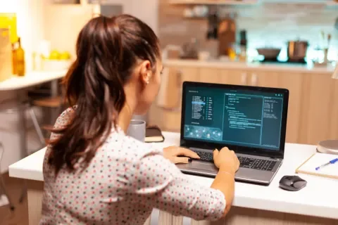 Mujer frente a su computador trabajando