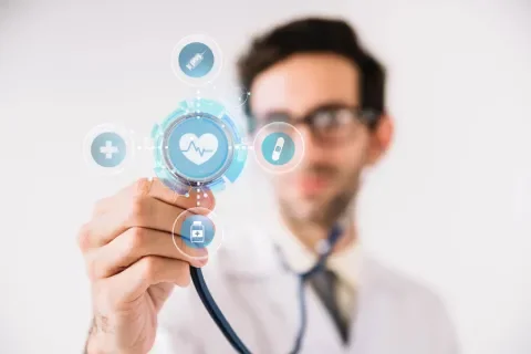 Doctor con estetoscopio y gráficos médicos digitales.