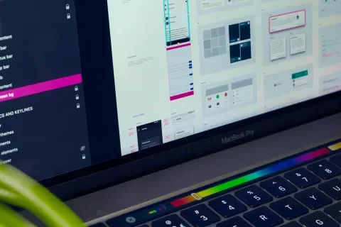 Pantalla de ordenador portátil con software de diseño gráfico abierto.