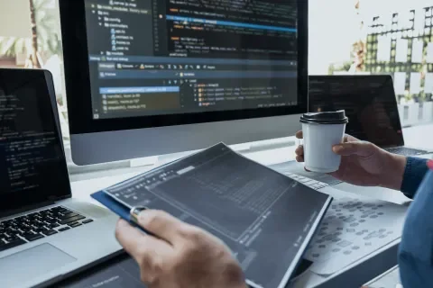 Ingeniero de software trabajando en el desarrollo de una plataforma digital enterprise