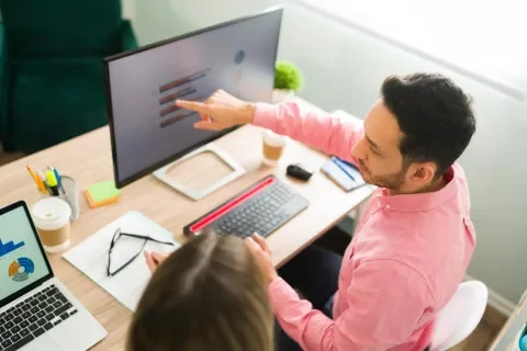 personas trabajando frente a un computador